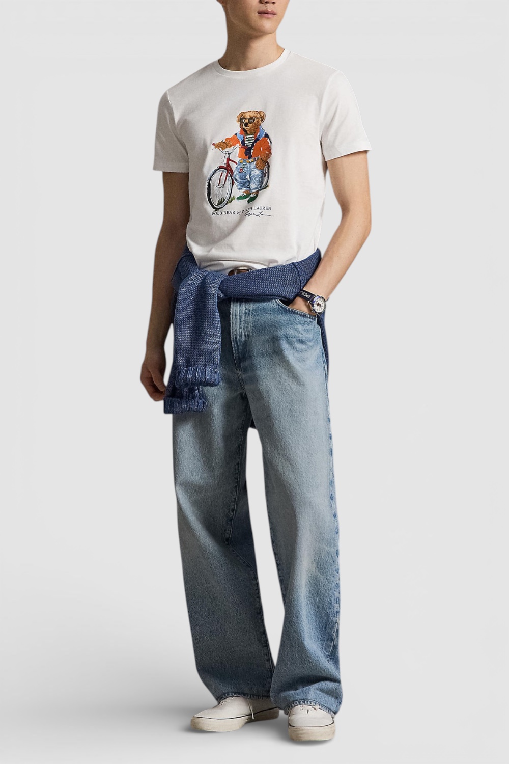 תמונת כל הלוק של חולצת טי